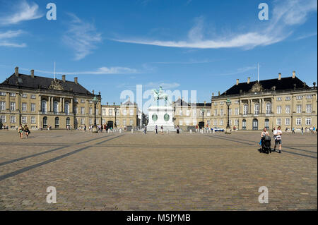 Rokoko Christian VIII Palae oder Levetzaus Palae (Christian VIII oder levetzau's Palace), Reiterstandbild von König Frederik V und Rokoko Frede Stockfoto