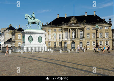 Reiterstandbild von König Frederik V und Rokoko Frederik VIII Palae oder Brockdorffs Palae (Friedrich VIII. oder Brockdorff's Palace) der Amalien Stockfoto