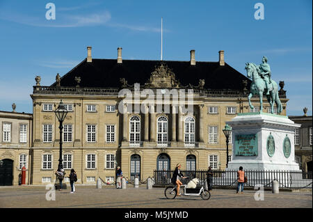 Reiterstandbild von König Frederik V und Rokoko Frederik VIII Palae oder Brockdorffs Palae (Friedrich VIII. oder Brockdorff's Palace) der Amalien Stockfoto