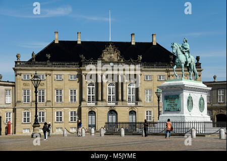 Reiterstandbild von König Frederik V und Rokoko Frederik VIII Palae oder Brockdorffs Palae (Friedrich VIII. oder Brockdorff's Palace) der Amalien Stockfoto