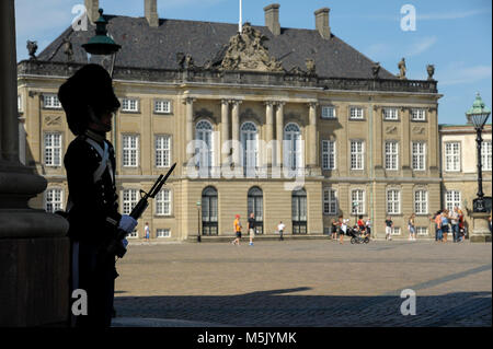 Royal Life Guard (Den Kongelige Livgarde) vor Rokoko Christian VIII Palae oder Levetzaus Palae (Christian VIII oder levetzau's Palace) Stockfoto