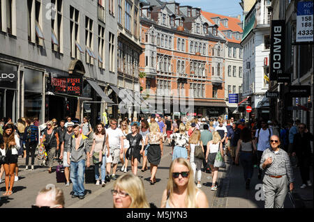 1100 m lange Fußgängerzone Stroget genannt zwischen Radhuspladsen und Kongens Nytorvo in Kopenhagen, Dänemark. 6. August 2015, ist ein sehr beliebtes Touris Stockfoto