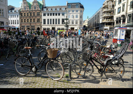 Fahrrad parken am Højbro Plads (Hohe Brücke) Zentrum von Kopenhagen, Dänemark. 6. August 2015 © wojciech Strozyk/Alamy Stock Foto Stockfoto