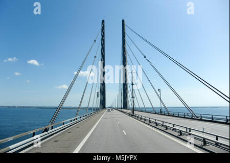 Oresund Brücke zwischen Kopenhagen, Danemark in Malmö, Schweden. 6. August 2015. Fast 16 km lang (Brücke, auf der künstlichen Insel Peberholm und Dro Stockfoto