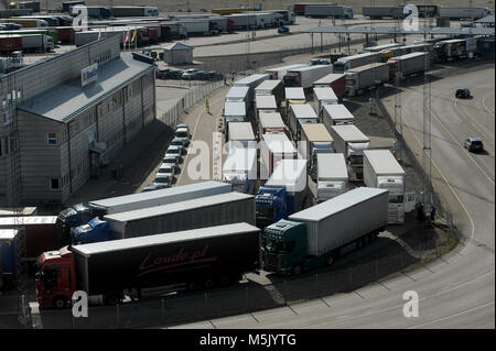 Linie der Lkw warten die cruiseferry MS Stena Vision in Karlskrona Stena Line Terminal in Karlskrona, Blekinge, Schweden. 6. August 20 Stockfoto