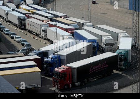 Linie der Lkw warten die cruiseferry MS Stena Vision in Karlskrona Stena Line Terminal in Karlskrona, Blekinge, Schweden. 6. August 20 Stockfoto