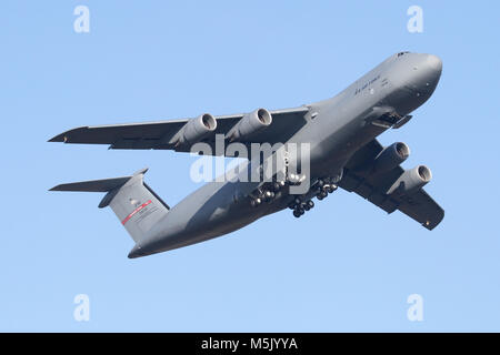 Lockheed C-5 M Super Galaxy von der 439th AW fährt und klettert aus RAF Mildenhall an einem klaren Wintern morgen. Stockfoto