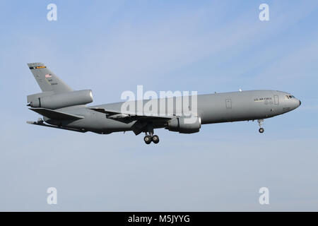 USAF KC-10A Extender Tanker/Transport von McGuire AFB auf Ansatz in die RAF Mildenhall auf einem kalten und klaren Wochenende. Stockfoto