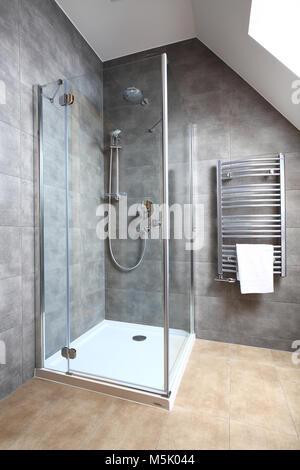Gebrochene moderne Wasser Gas-Heizung neben Dusche Kabine innen elegante  saubere Badezimmer Innenraum Stockfotografie - Alamy