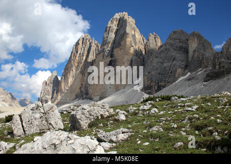Drei Zinnen (Tre Cime di Lavaredo) (Drei Zinnen), sind drei der berühmtesten Gipfel der Dolomiten, in den Sextner Dolomiten, Italien, Europa Stockfoto