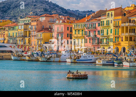 IMPERIA, Italien, März, 23 2016 - Bunte Häuser in der Stadt von Oneglia, Imperia, Italien Stockfoto