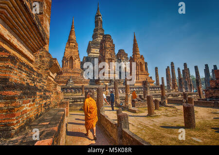 SUKHOTHAI, THAILAND, Februar, 23, 2017 - Mönche und Touristen im Wat Mahathat in Sukhothai Historical Park, Thailand Stockfoto