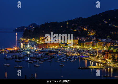 Blick auf den Hafen und das Dorf, das von der Nacht, Santa Margherita Ligure, Genua, Italien/Pier/Nacht/Leuchten/Pier/Sommer/Urlaub Stockfoto