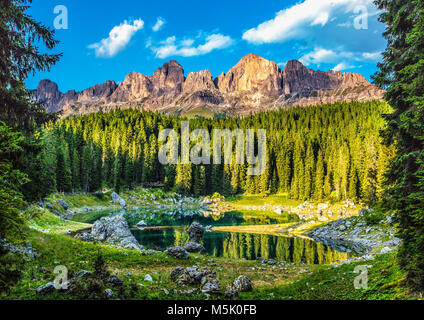 Karersee (Lago di Carezza), ist ein See in den Dolomiten in Südtirol, Italien. Stockfoto