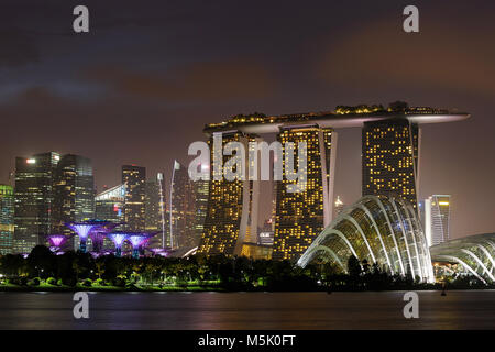 Skyline von Singapur Marina Bay in der Dämmerung Stockfoto