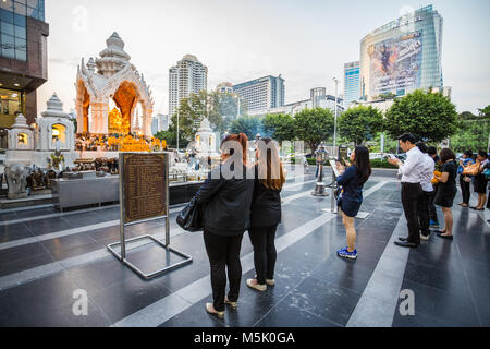 BANGKOK, THAILAND, 01. MÄRZ 2017 - Buddisit Gläubigen beten auf Trimurti Schrein, vor der zentralen Welt befindet, ist als Gott der Liebe bekannt, die Gewährung von Happ Stockfoto