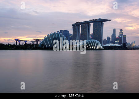 Skyline von Singapur in der Marina Bay, mit Supertrees, die Wolke und Blume Kuppeln, Marina Bay Sands Stockfoto