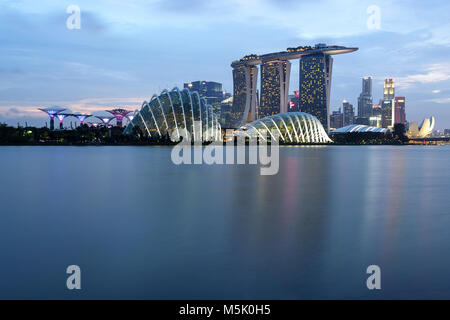 Skyline von Singapur in der Marina Bay, mit Supertrees, die Wolke und Blume Kuppeln, Marina Bay Sands Stockfoto