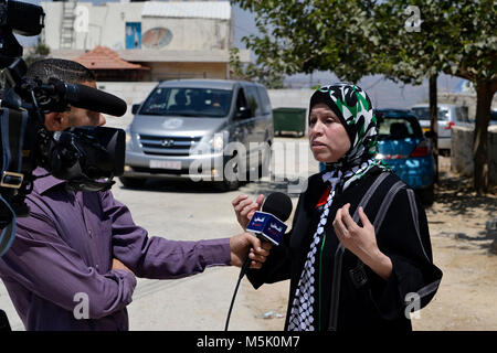 Palästinensischen TV-Interviews Nariman Tamimi in ihrem Dorf in der West Bank, Nabi Saleh, wo die wöchentlichen Demonstrationen gegen die israelische Siedlungen statt. Stockfoto