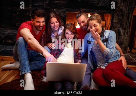 Gruppe von Freunden Spaß watching Film zusammen auf Laptop zu Hause Stockfoto
