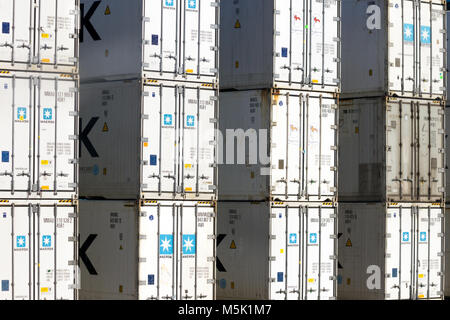 ROTTERDAM, Niederlande - Sep 7, 2012: Gekühlte Container inth ePort von Rotterdam gestapelt.