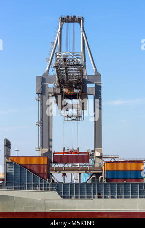 Containerschiff mit einem Cran an einem Terminal im Hafen von Rotterdam geladen. Stockfoto