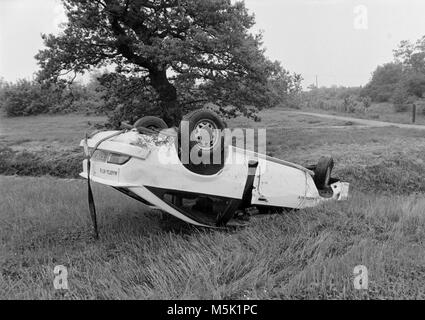 Ein gestohlenes Auto, Opel Manta GTE, verlassen und in einen Graben versenkt, kopfüber, erholt, ca. 1996 Stockfoto