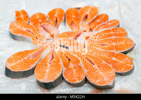 Die grossen roten Fisch auf Eis in den Fischmarkt. Stockfoto