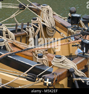 Detail der gewickelten Seile Rigging auf Deck der Hohen gespeichert - Schiff Phoenix in Charlestown Harbour, Cornwall, England, Großbritannien Stockfoto