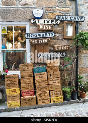 Eklektischen Darstellung von Waren ausserhalb der Kudos alte Neugier, Antiken und collectibles Shop in Fore Street, St. Ives, Cornwall, England, Großbritannien Stockfoto