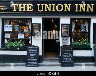 Das Union Inn, traditioneller alter englischer Pub und Restaurant, Fore Street, St. Ives, Cornwall, England, Großbritannien Stockfoto