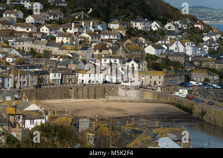 Mousehole Cornish Küstenstadt und Hafen von oben, Cornwall, England, Großbritannien. Stockfoto