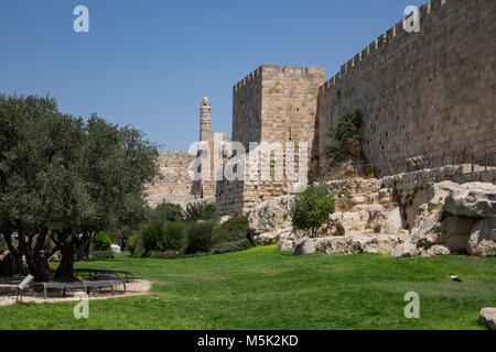 Turm Davids Zitadelle und die Mauern der Altstadt von Jerusalem. Stockfoto