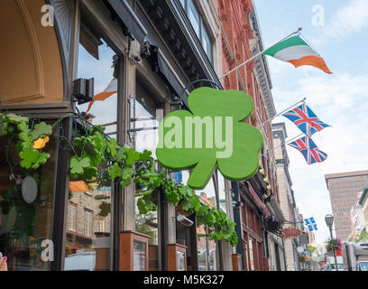 Außerhalb street view von Irish Pub mit Shamrocks für St Patricks Day eingerichtet Stockfoto