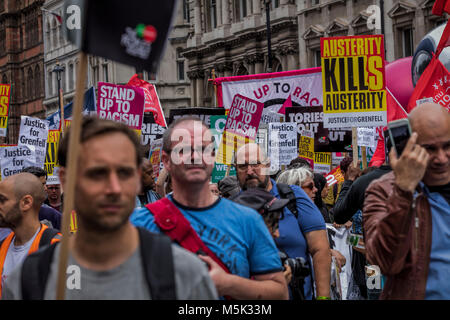 Protestmarsch gegen Regierung in Whitehall Stockfoto