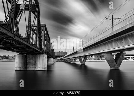 Eine wunderbare Moody Tag in Arizona. Es war der perfekte bewölkten Tag für einige Fotos mit langer Belichtungszeit bei Tempe Town Lake. Tempe ist sehr interessant. Stockfoto