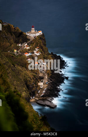 Leuchtturm Farol da Ponta do Arnel mit Blick auf das Meer, Nordeste, Sao Miguel, Azoren, Portugal Stockfoto