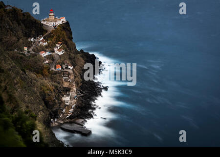 Leuchtturm Farol da Ponta do Arnel mit Blick auf das Meer, Nordeste, Sao Miguel, Azoren, Portugal Stockfoto