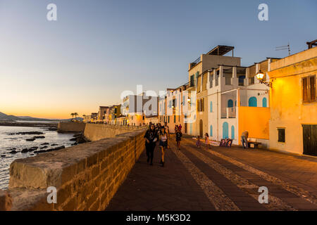 Waterfront in der Küstenstadt Alghero nach Sonnenuntergang, Sardinien, Italien Stockfoto