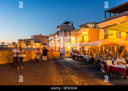 Waterfront in der Küstenstadt Alghero nach Sonnenuntergang, Sardinien, Italien Stockfoto