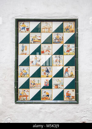 Antike Fliesen Mosaik mit verschiedenen Profilen malte auf es Stockfoto