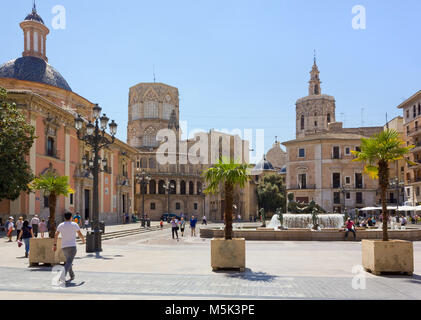 VALENCIA, Spanien - 23 April, 2014: Plaza de la Virgen am Mittag, mit Touristen zu Fuß von der Kathedrale im Hintergrund und Stockfoto