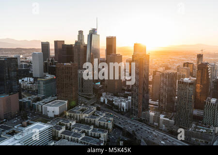 Los Angeles, Kalifornien, USA - 20. Februar 2018: Luftaufnahme der städtischen Downtown Los Angeles Skyline bei Sonnenaufgang. Stockfoto
