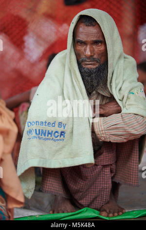 Ein Rohingya Mann, der gerade die Grenze von Myanmar, wartet die Registrierung in der Kutupalong Flüchtlingslager, Cox's Bazar, Bangladesch zu vervollständigen. Stockfoto