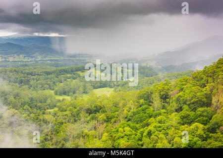Regenschauer über das Tal unter Mapleton Nationalpark in Queensland, Australien. Stockfoto