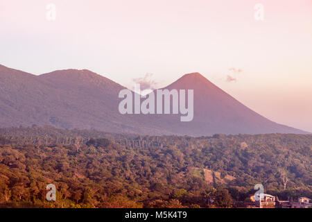 Vulkane von Cerro Verde National Park von Juayua gesehen. Juayua, Sonsonate, El Salvador. Stockfoto