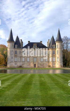 Französische Weinberg. Chateau Pichon Longueville ist ein berühmter Wein schloss 1851 erbaut von Raoul de Pichon Longueville. berühmten Weingut von Bordeaux Stockfoto