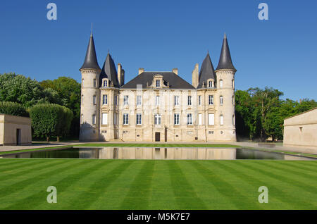 Französische Weinberg. Chateau Pichon Longueville ist ein berühmter Wein schloss 1851 erbaut von Raoul de Pichon Longueville. berühmten Weingut von Bordeaux Stockfoto