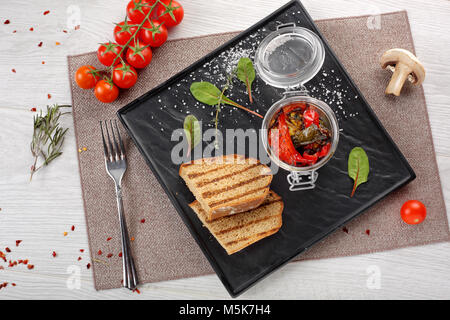 Vegetarische Wok braten auf einem weißen Hintergrund rühren Stockfoto