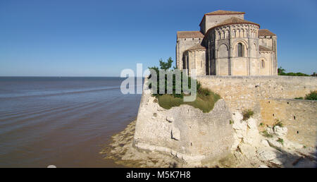 Sainte Radegonde Kirche liegt im Südwesten von Frankreich entfernt. Es bietet einen Blick auf die Mündung der Gironde Stockfoto